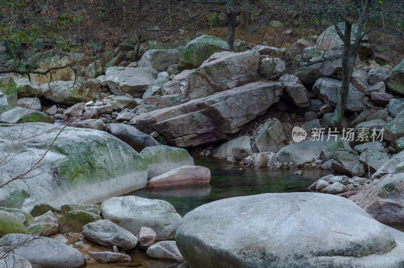 青岛崂山北九水，秋季进入枯水期的河流