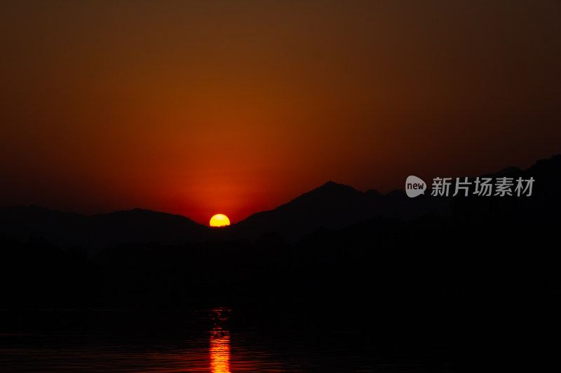 杭州西湖山水间壮丽的日落景观