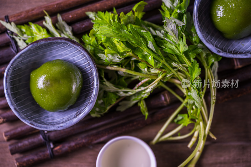 中国清明节传统小吃艾草糯米青团