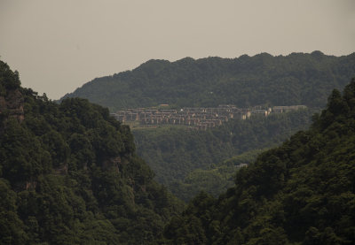 山间建筑群远景