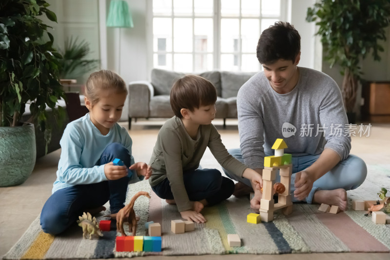 父亲与孩子在家玩积木