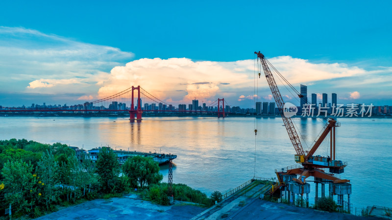 武汉鹦鹉洲长江大桥与江边货运码头