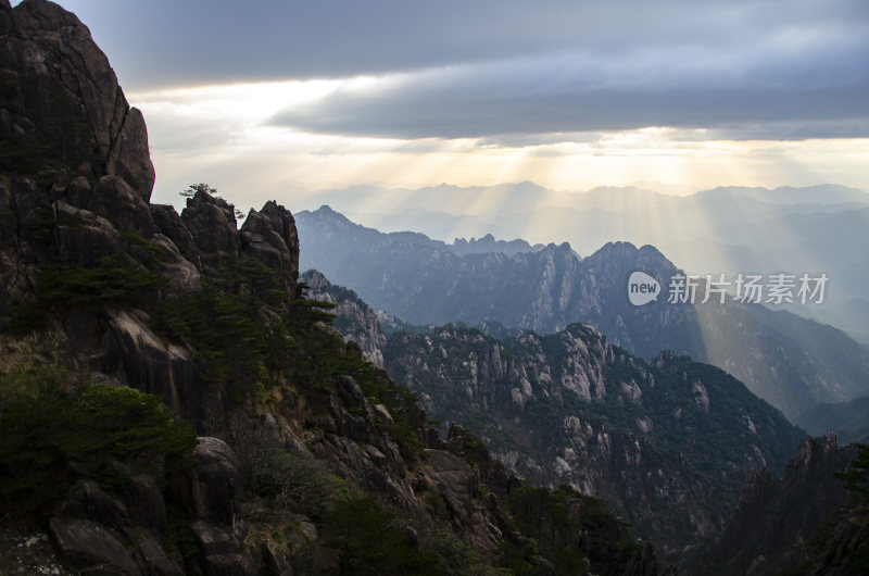 黄山 云隙光辉的山峦 群山日出 峰峦叠嶂