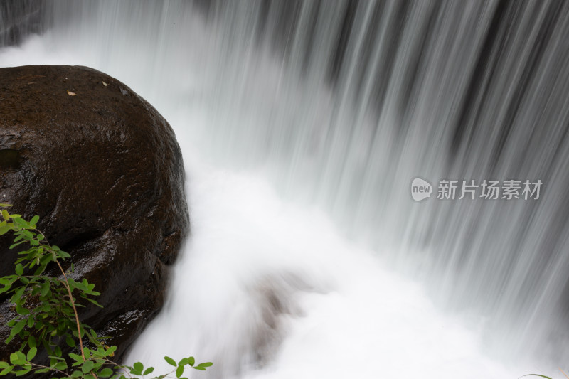 杭州大奇山近景水流冲击岩石景象