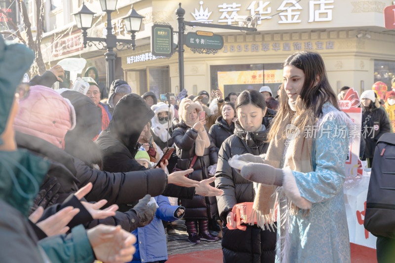 中央大街冬日街头人群聚集场景