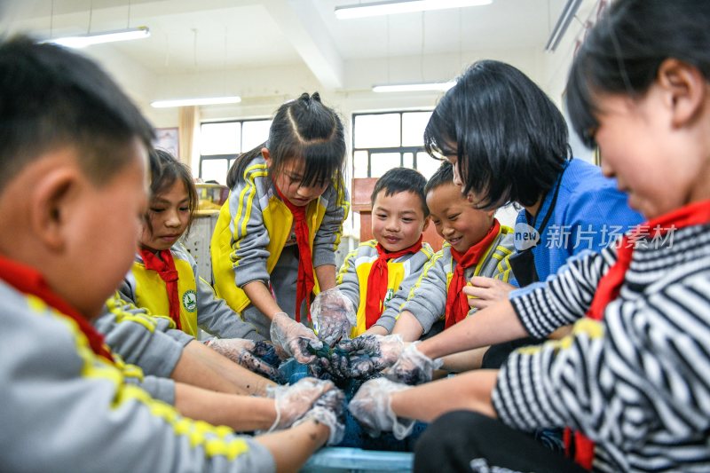 学校校园小学室内扎染扎染课堂