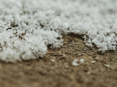 地面上晶莹剔透的雪花微距特写