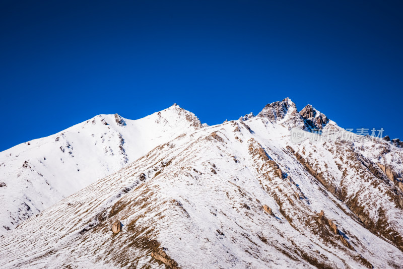 新疆天山山脉雪山山峰山脉