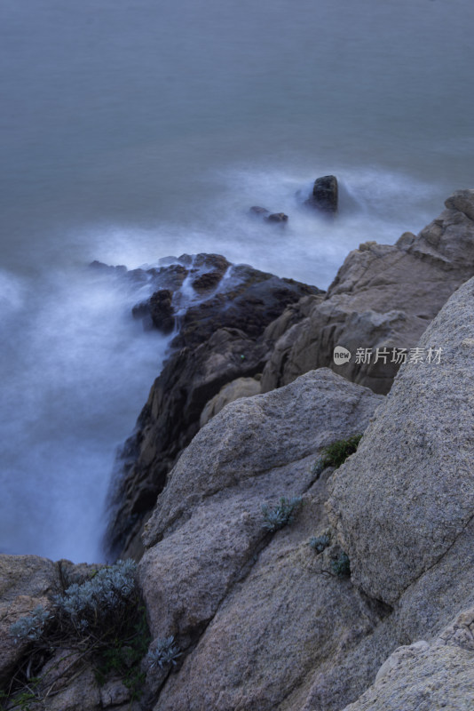 海边礁石海浪的延时摄影画面