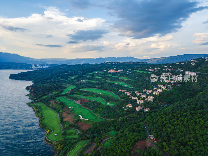 湖泊边绿意盎然的高尔夫球场鸟瞰全景