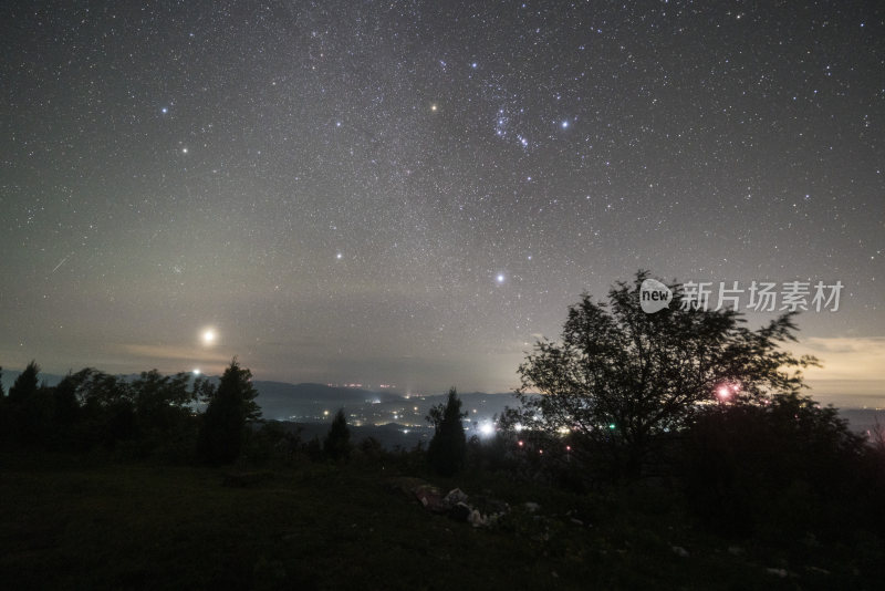 夜晚山林间的璀璨星空全景