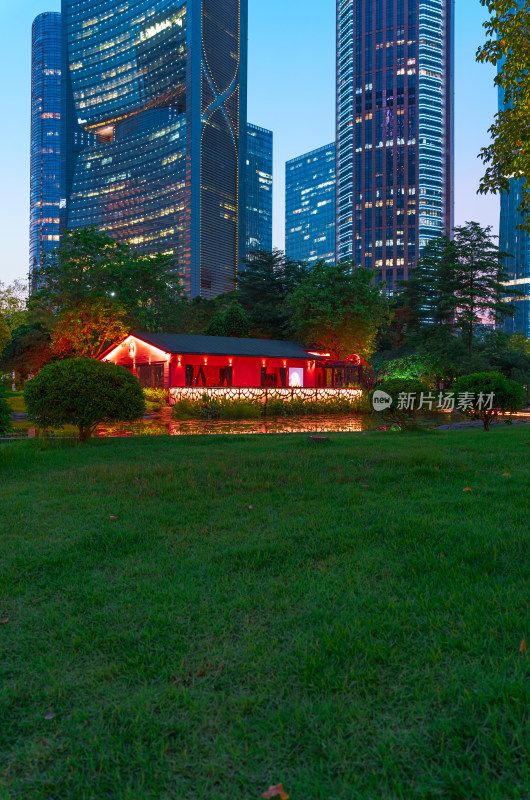 广州珠江新城花城广场公园树林草坪红房屋