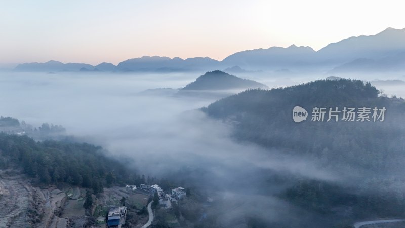 重庆酉阳：雾锁青山村庄靓