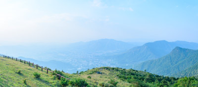 香港大帽山郊野公园山顶草地远山自然风光