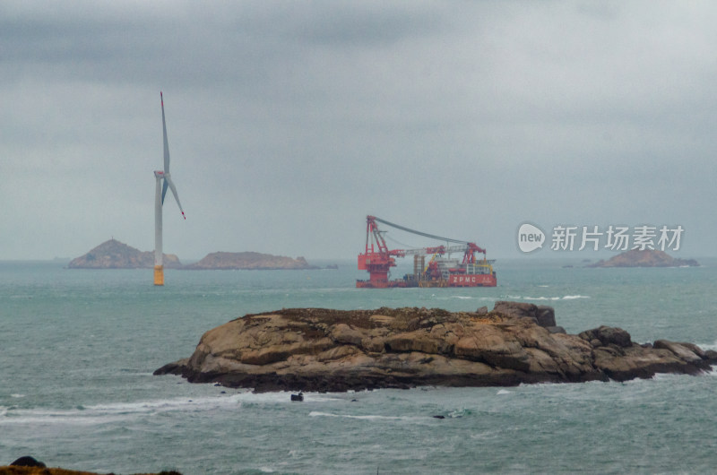 福州平潭岛海上风车与工程船的景象