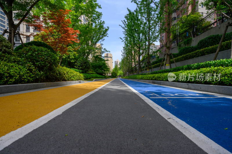 夏季白天商业住宅园区内的彩色道路