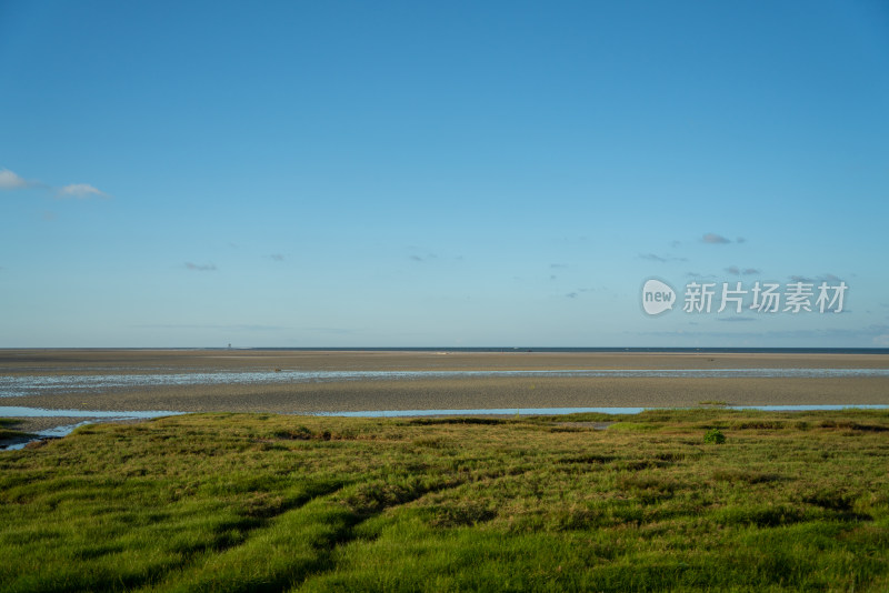 蓝天白云下的北海沙滩海边