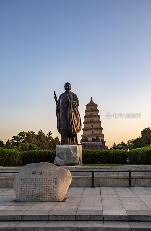 清晨的西安大雁塔大雁塔南广场玄奘雕塑景观