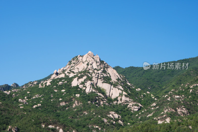 中国北方夏季普通的蓝天山区