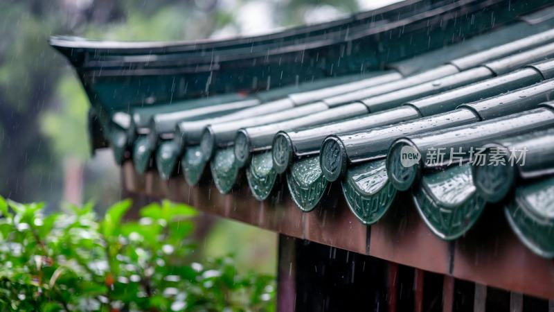 中式建筑屋檐下雨天