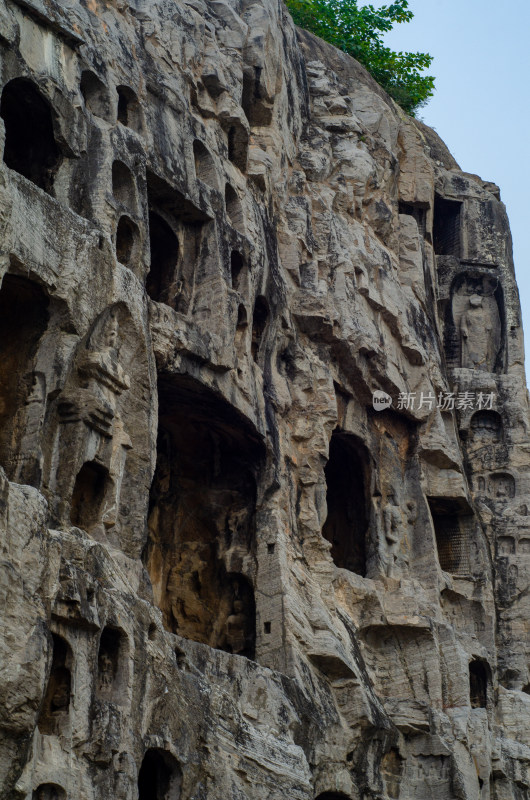 河南省洛阳市龙门石窟景区石壁上的许多佛窟