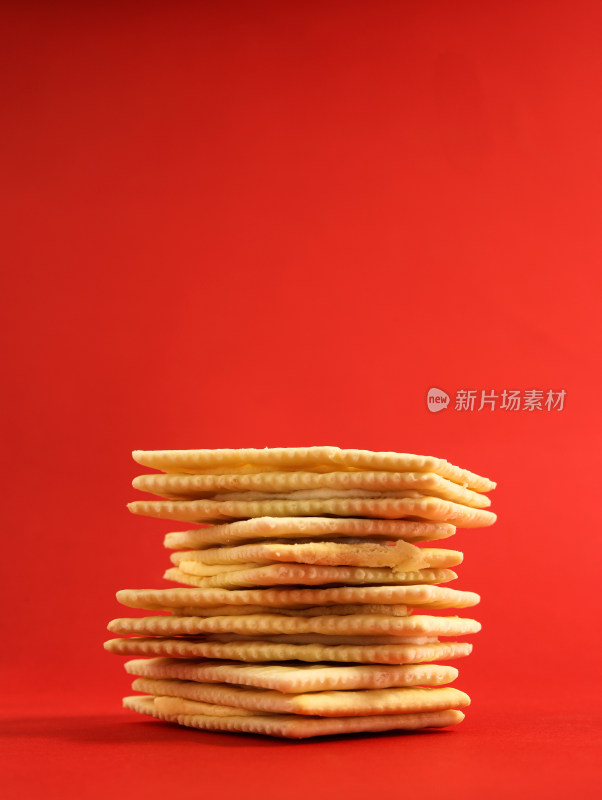 红色背景上的零食饼干