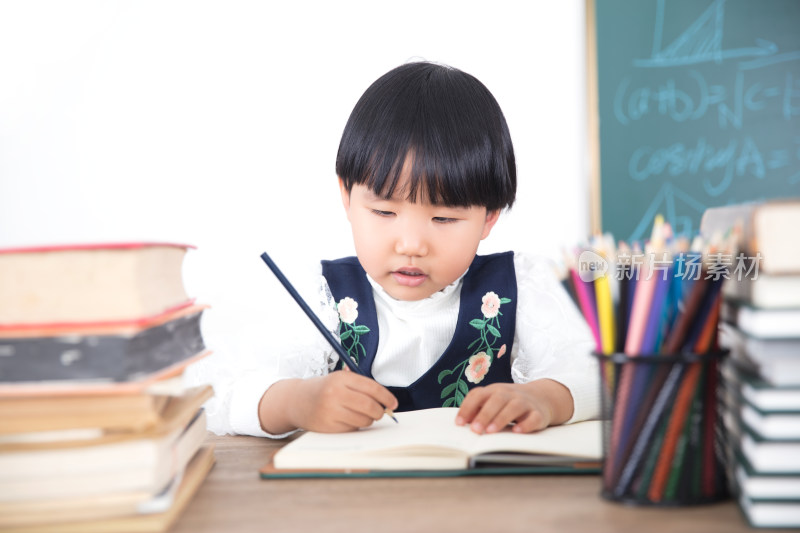 认真学习的小姑娘