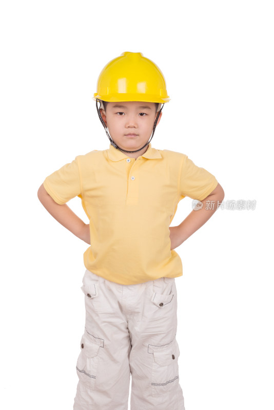 带黄色安全帽的小男孩