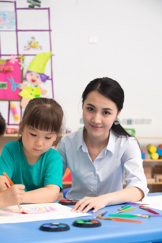 幼儿园女老师辅导儿童画画