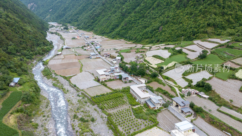 川西阿坝理小路自驾途中的理县朴头镇罗沟村