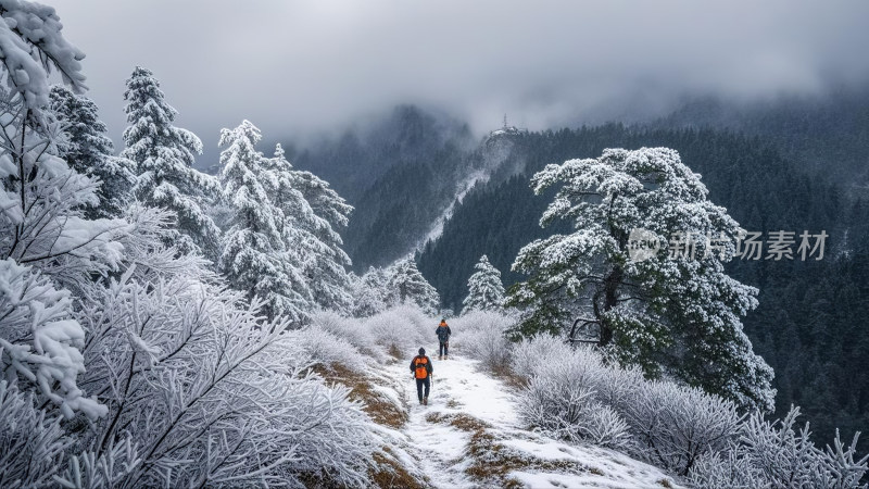 雪后雾凇山间徒步的背包客