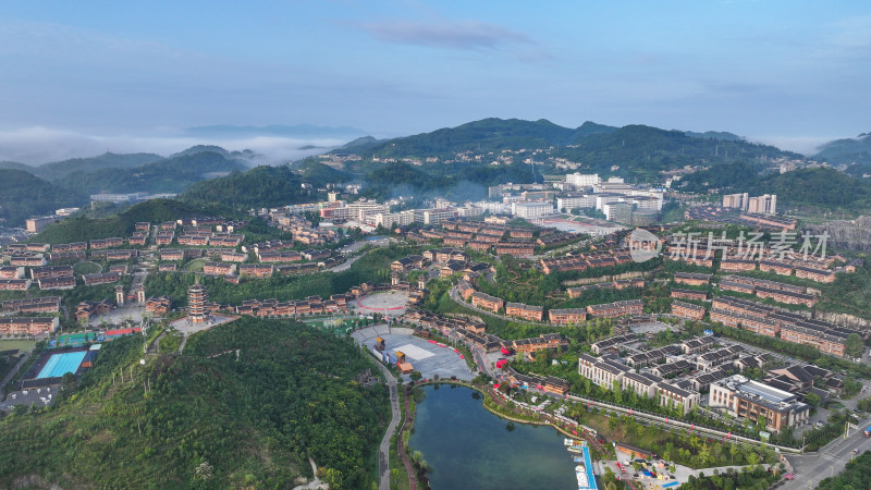 4k航拍晴隆阿妹戚托小镇 云雾缭绕小镇