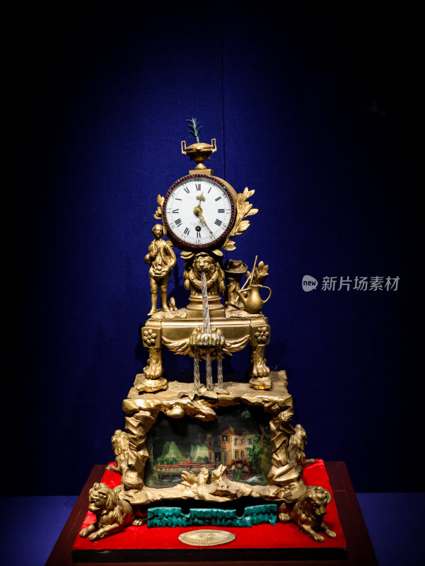 故宫博物院英国铜镀金四狮驮跑人水法钟