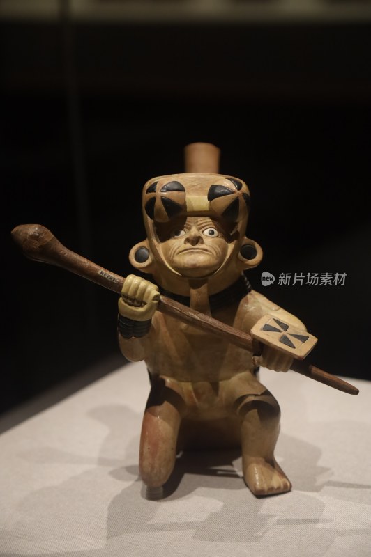 古代人物陶俑手持长棍造型