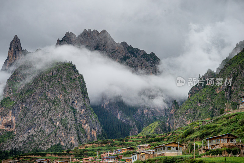 蓝天白云山峰