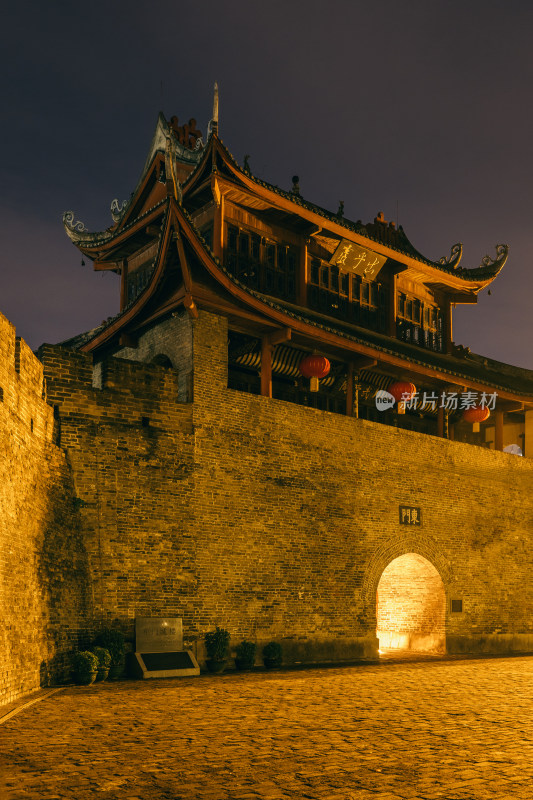 古代城门楼建筑夜景-广西柳州东门城楼