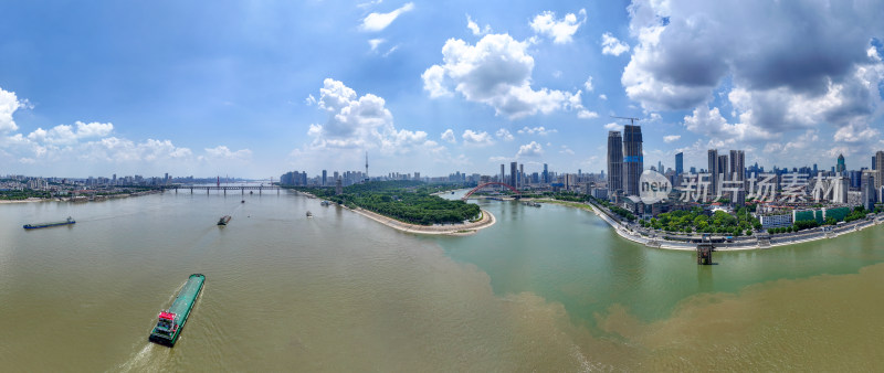 武汉龟山脚下汉江与长江交汇城市风景