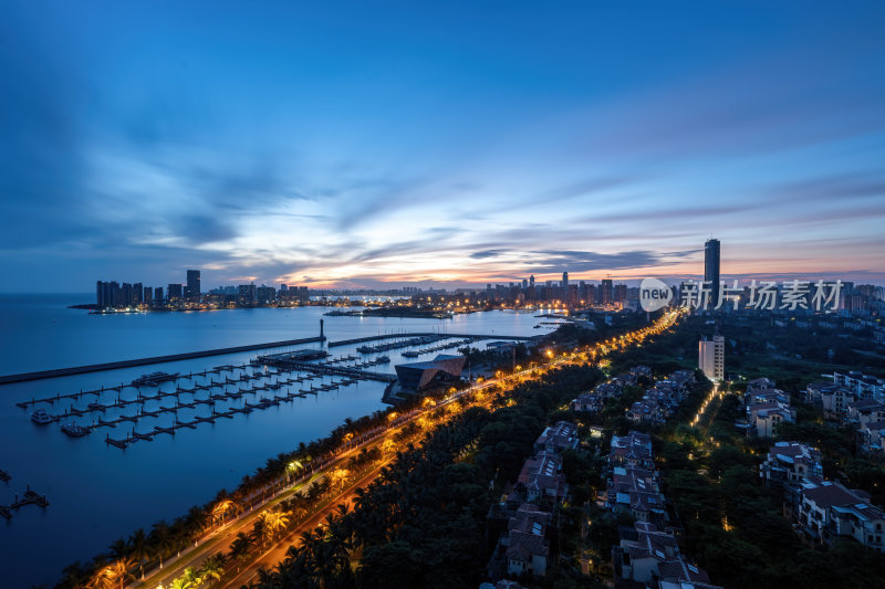 海南海口CBD滨海城市暮色的城市天际线