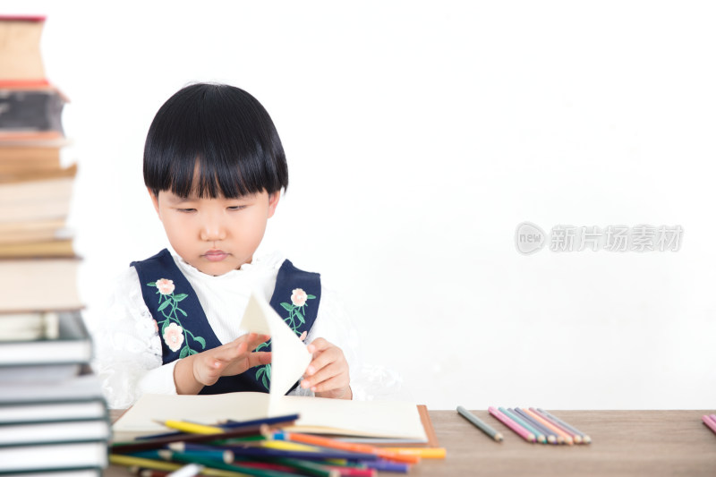 认真学习知识的小女孩