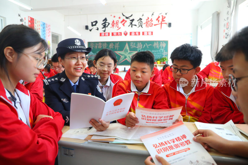 警察向学生科普国家安全教育知识