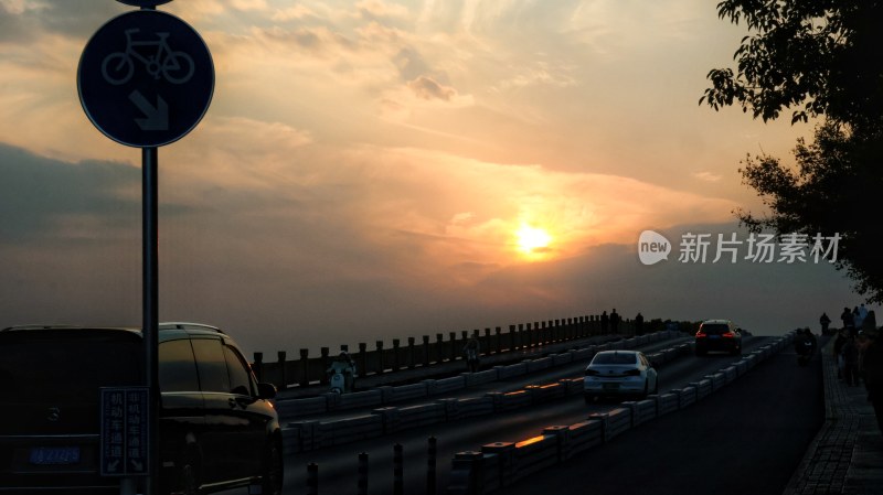 夕阳下的道路及行驶标志