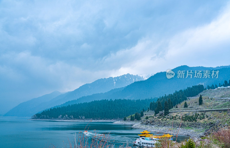 新疆昌吉天山天池旅游景区湖泊山脉自然风光