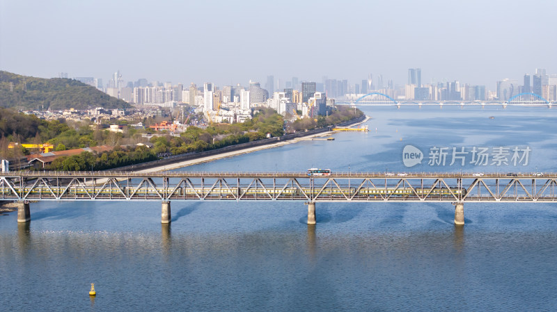 杭州钱塘江大桥上高铁火车行驶