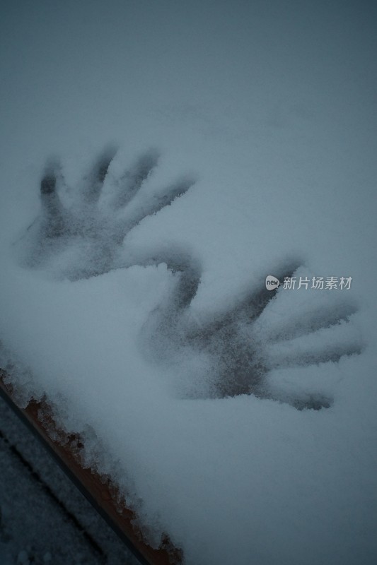 雪地上的手印痕迹