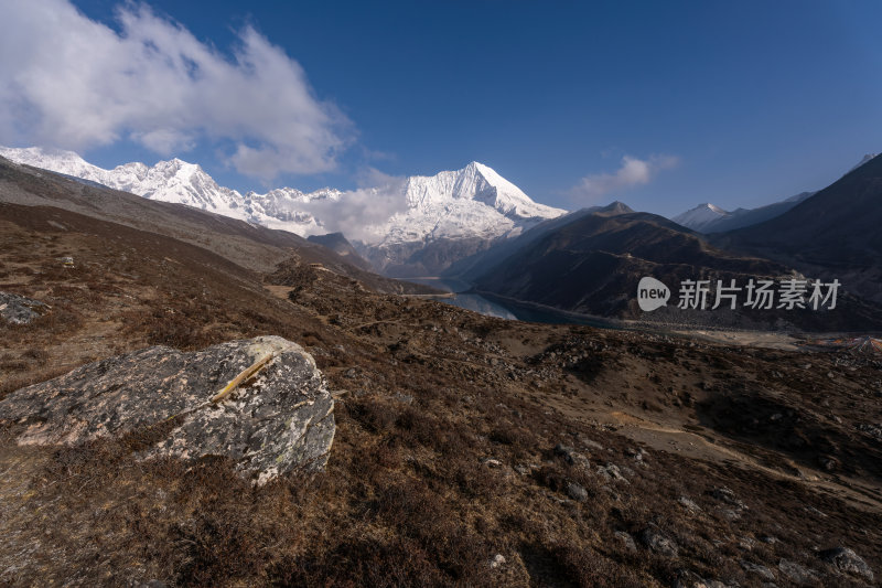 西藏山南洛扎秘境库拉岗日雪山湖泊壮丽景色