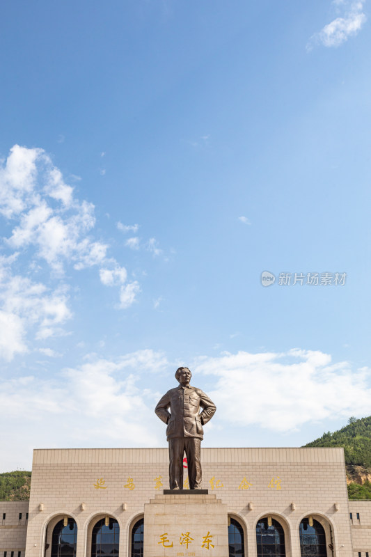 陕西延安革命纪念馆建筑与毛泽东雕塑塑像