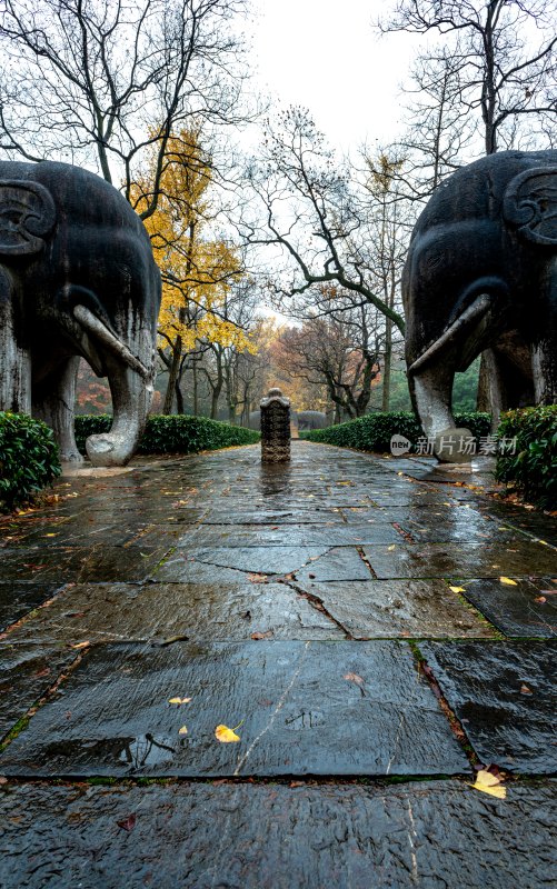 南京明孝陵雨中石像与园林牌坊景观