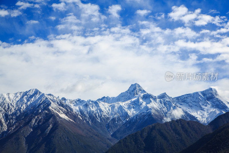 西藏林芝冬季南迦巴瓦峰蓝天白云下的雪山