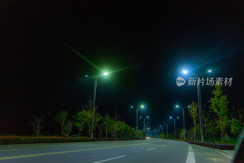 夜色中的公路