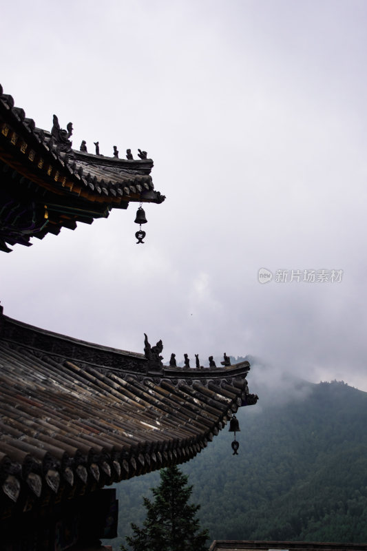 寺庙屋檐一角特写